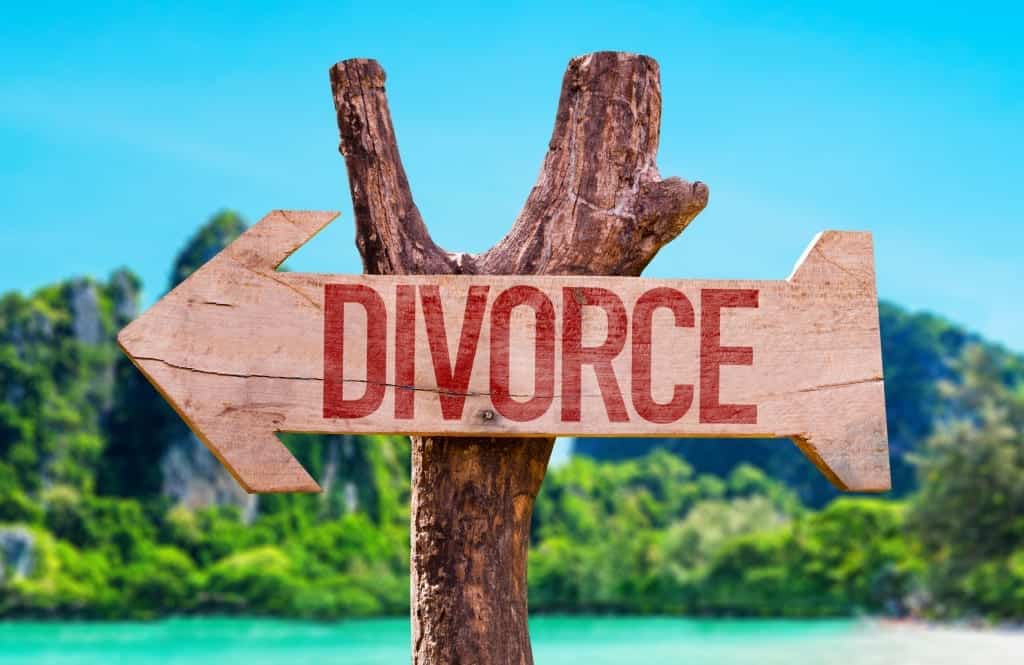 Divorce arrow with beach background